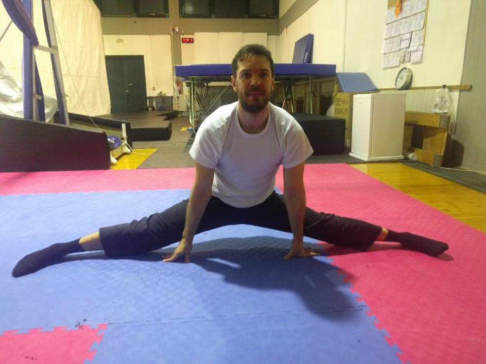 middle_splits.thumb.jpg.a352bc56a6215526a2a4134a9acc2b88.jpg